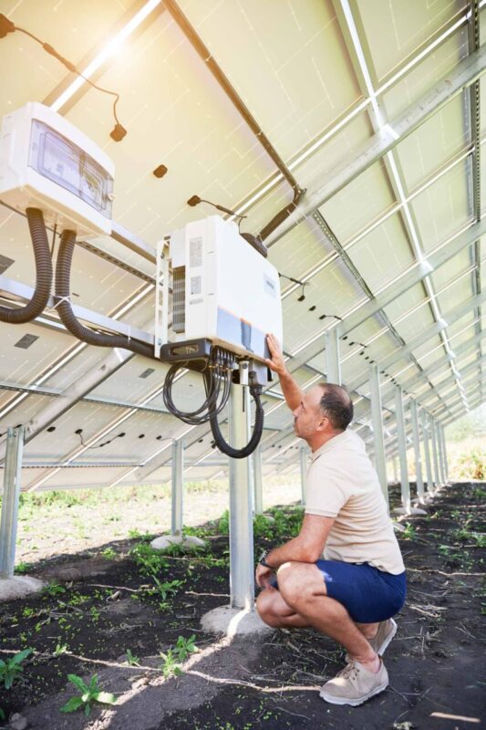Operaio che controlla invertitori solari