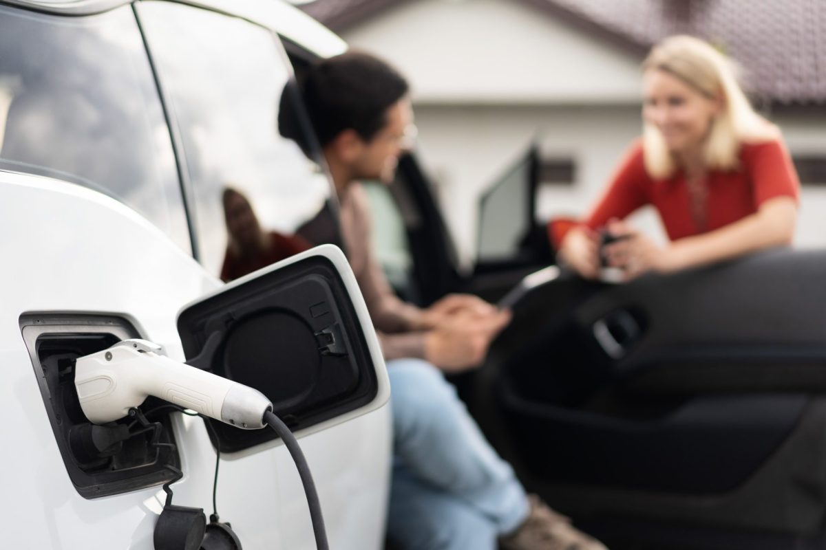 conversation near charging electric vehicle outsid 2024 07 03 20 16 18 utc