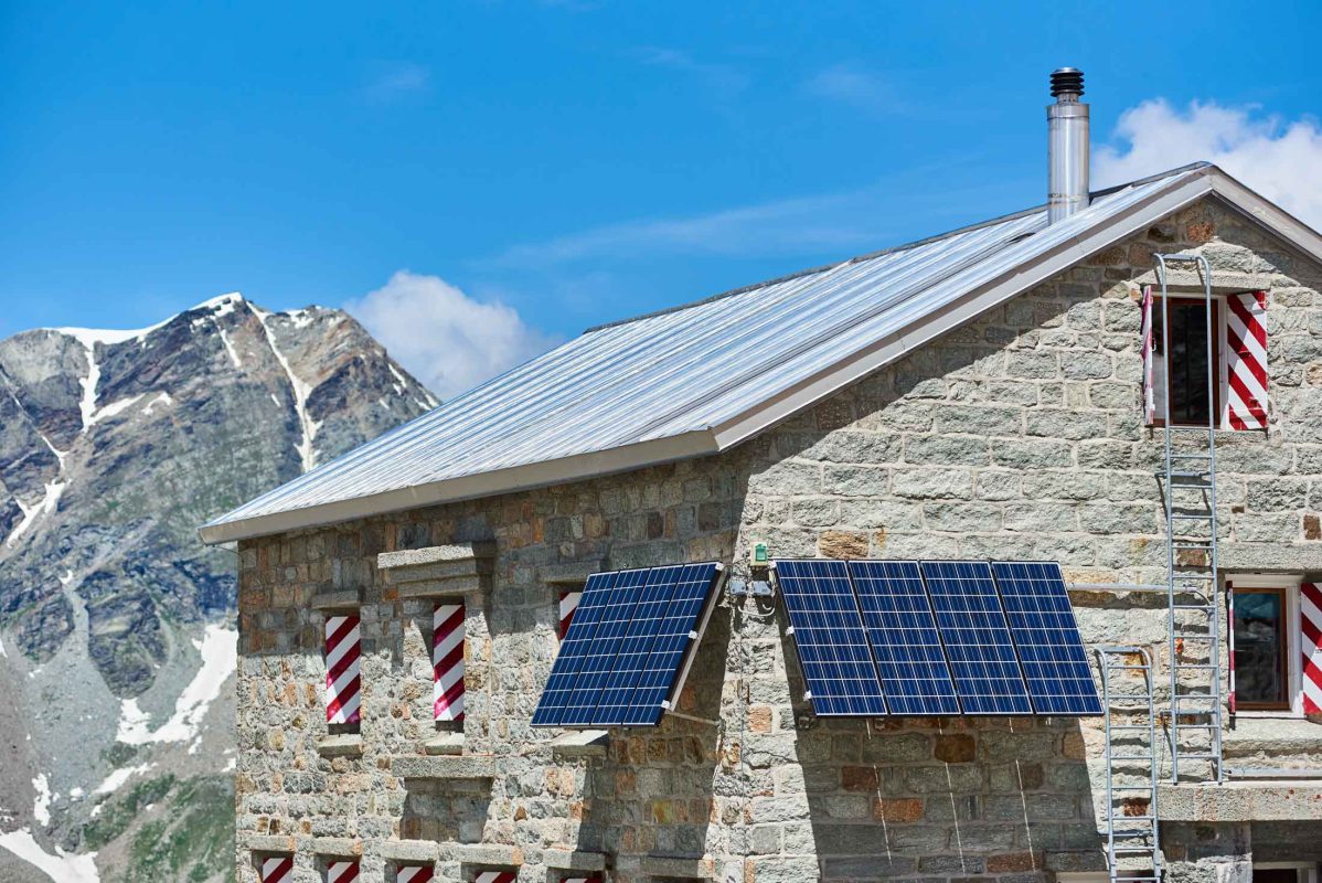 Rifugio off-grid con pannelli solari nelle Alpi